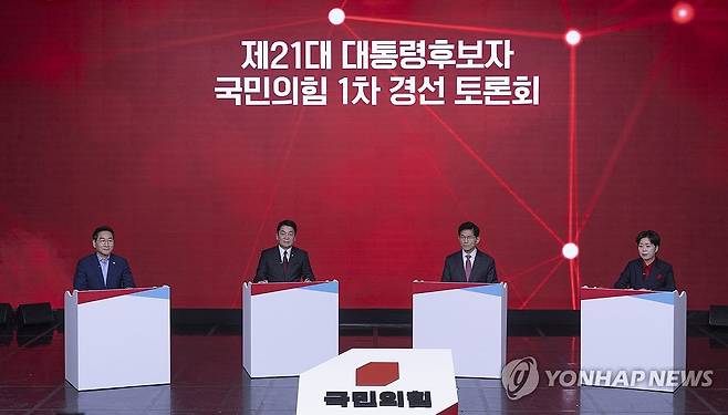 국민의힘 제21대 대선 후보자 1차 경선 토론회 (서울=연합뉴스) 황광모 기자 = 19일 서울 강서구 ASSA아트홀에서 열린 국민의힘 제21대 대통령 후보자 1차 경선 토론회에서 A조 후보들이 토론을 하고 있다.
왼쪽부터 유정복, 안철수, 김문수, 양향자 후보. 2025.4.19 hkmpooh@yna.co.kr