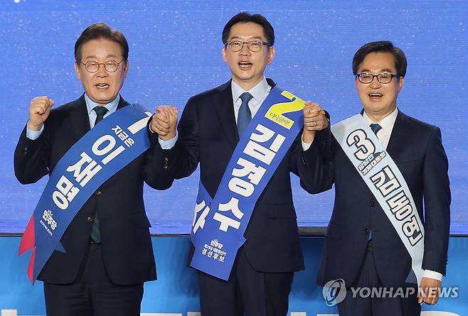 인사하는 민주당 대선 경선 후보들 (청주=연합뉴스) 이성민 기자 = 더불어민주당 대선 경선 후보들이 19일 오후 충북 청주체육관에서 열린 '제21대 대통령선거 후보자 선출을 위한 충청권 합동연설회'에 참석해 있다. 왼쪽부터 이재명, 김경수, 김동연 후보. 2025.4.19 chase_arete@yna.co.kr