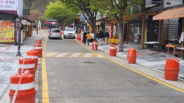 주왕산국립공원에는 탐방로가 통제 됐지만 간혹 눈에 띄는 탐방객도 있다./김종철기자