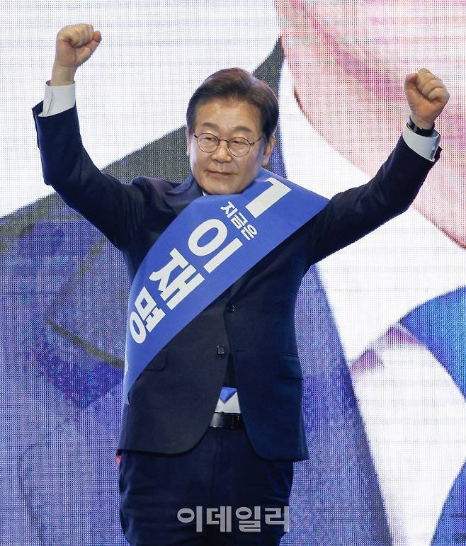 이재명 더불어민주당 대선 경선 후보가 20일 오후 경남 울산전시컨벤션센터에서 열린 영남권 합동연설회에 참석해 정견발표를 하기 전 인사하고 있다.