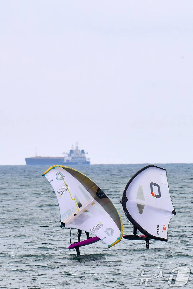 20일 오후 경북 포항시 송도해수욕장에서 윙포일 동호인들이 파도를 타고 있다. 2025.4.20/뉴스1 ⓒ News1 최창호 기자