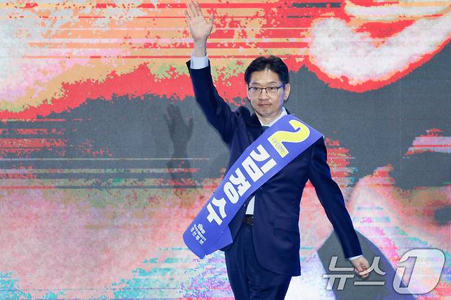 김경수 더불어민주당 대선 경선 후보가 20일 오후 경남 울산전시컨벤션센터에서 열린 영남권 합동연설회에 참석해 정견발표를 하기 전 인사하고 있다. 2025.4.20/뉴스1 ⓒ News1 안은나 기자