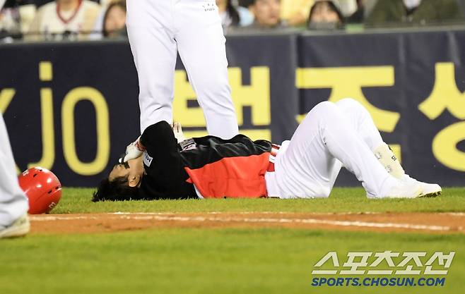 18일 잠실구장에서 열린 두산 베어스와 KIA 타이거즈의 경기. 6회초 무사 1루 KIA 김선빈이 기습 번트 후 1루로 향하는 과정에서 두산 박계범과 충돌한 뒤 통증을 호소하고 있다. 잠실=박재만 기자 pjm@sportschosun.com/2025.04.18/