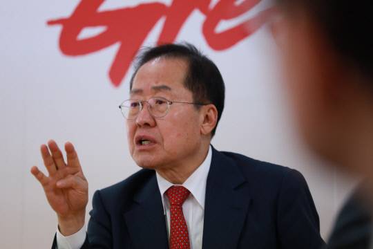 국민의힘 홍준표 예비후보가 17일 서울 여의도 캠프 사무실에서 한국지방신문협회와 인터뷰를 하고 있다. 사진=한국지방신문협회 공동취재단