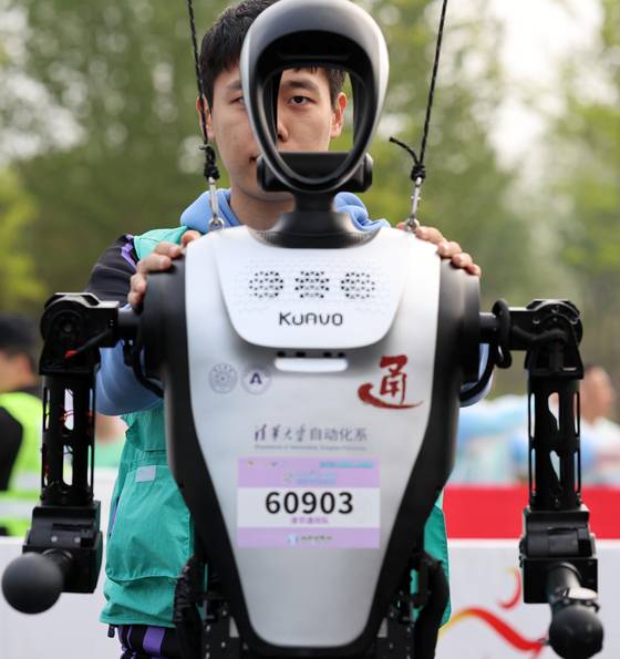 한 참가자가 자신의 팀에서 만든 로봇과 함께 서있다. 신화=연합뉴스