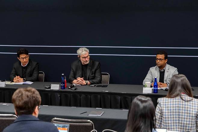 (왼쪽부터) 송민규 제네시스사업본부장 부사장, 루크 동커볼케 현대차그룹 글로벌디자인본부장(CDO·사장) 겸 최고크리에이티브책임자(CCO), 테드 멘지스테 제네시스 북미법인 최고운영책임자(COO). /현대차 제공