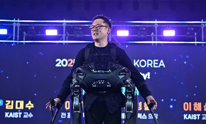Scientist Kim Seung-hwan, who has paraparesis, demonstrates Angel Robotics' wearable robot “WalkOn Suit F1" during Innovate Korea 2025 held in Daejeon on Wednesday. (Im Se-jun/The Korea Herald)