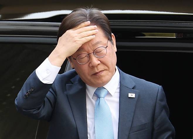 이재명 더불어민주당 전 대표가 15일 서울 서초구 서울중앙지방법원에서 열린 ‘대장동 배임·성남FC 뇌물’ 1심 공판에 출석하고 있다. 연합뉴스