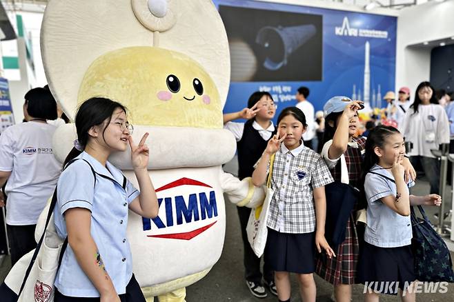 16~20일 대전 엑스포시민광장 일원에서 열리는 '2025 대한민국 과학축제'에서 한국기계연구원 캐릭터 '에디'와 사진을 찍는 청소년들. 사진=이재형 기자
