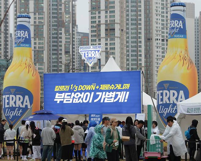 하이트진로가 19일 ‘2025 MBN 선셋마라톤 in 영종’에 테라라이트 협찬 브랜드로 참여한 가운데, 참가자들이 출발선에서 레이스를 시작했다. 하이트진로 제공