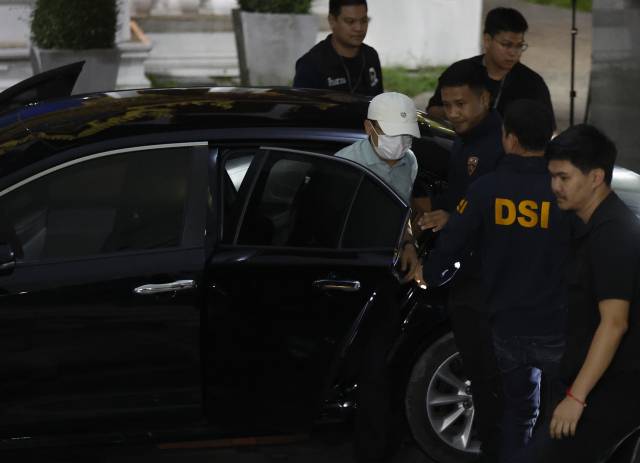 19일(현지 시간) 태국 방콕의 한 호텔에서 시공사 '중철10국'의 중국인 임원 장촨링이 체포돼 태국 특별수사국(DSI)으로 이동하고 있다. EPA연합뉴스