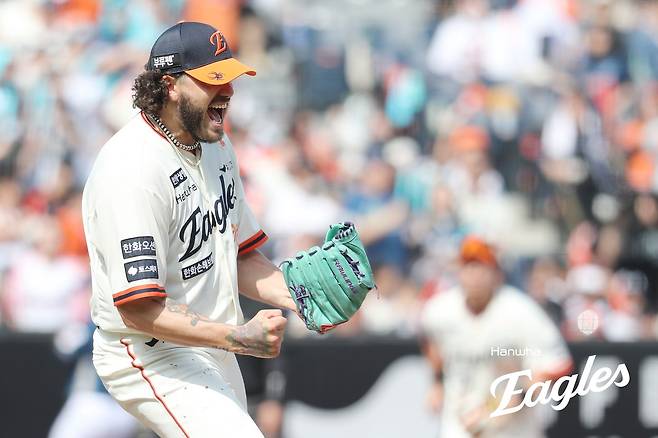 한화 투수 폰세는 20일 대전한화생명볼파크에서 열린 '2025 신한 SOL Bank KBO 리그' NC와 정규시즌 3번째 맞대결에서 선발 등판했다. 7이닝 1피안타 무실점 13탈삼진 압도적인 투구로 시즌 4승(무패)을 챙겼다. 동시에 팀은 2001년 후 24년 만에 선발 7연승을 기록했다. 한화 이글스