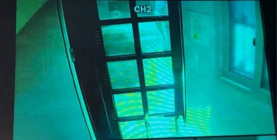 인화물질이 담긴 농약분사기로 60대 방화 용의자가 빌라 현관에 불길을 내뿜는 모습 <사진 출처: CCTV 영상 캡처>