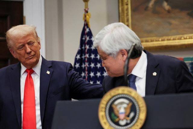 도널드 트럼프(왼쪽) 미국 대통령이 3월 3일 워싱턴 백악관에서 1000억 달러 규모의 미국 투자 계획을 발표한 웨이저자 대만 TSMC 회장의 어깨를 두드리고 있다.(사진=로이터)