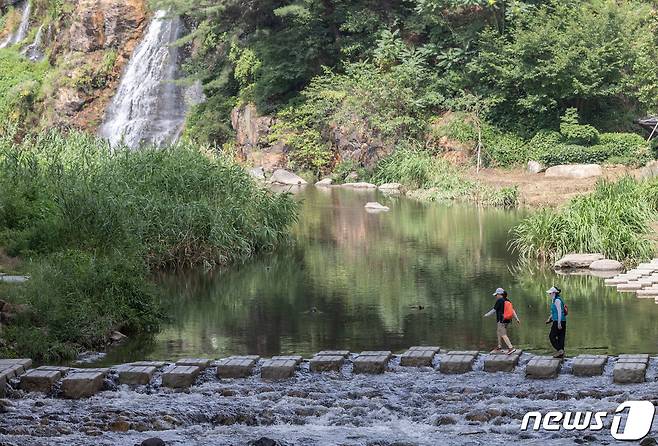 서울 서대문구 홍제천 인공폭포 앞 징검다리(사진은 사건과 직접 관련 없음)2023.7.5/뉴스1 ⓒ News1 이재명 기자