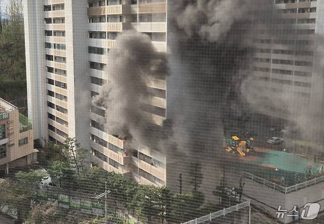 21일 오전 8시 17분쯤 서울 관악구 봉천동의 21층 규모 아파트에서 불이 나고 있다. (독자 제공. 재판매 및 DB금지) 2025.4.21/뉴스1