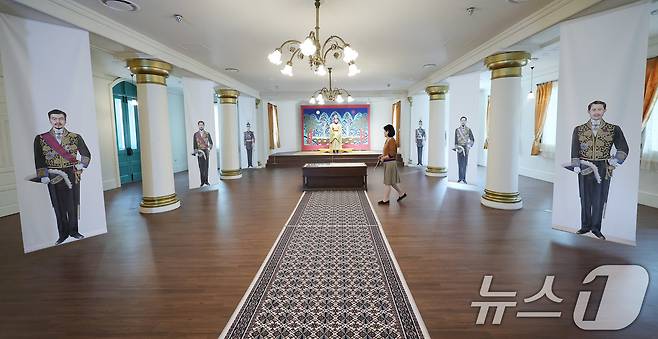 21일 서울 덕수궁 돈덕전과 정관헌에서 열린 '대한제국 황궁에 선 양관 - 만나고, 간직하다' 특별전 언론 공개회에서 참석자가 재현된 폐현례를 살펴보고 있다. 폐현례(陛見禮)는 외국에서 온 귀빈이 황제를 만나던 외교 의례다. 외국 공사나 대사는 이 의례에서 국서를 바치거나, 임무를 시작하거나 마칠 때 황제를 알현했다. 2025.4.21/뉴스1 ⓒ News1 박지혜 기자