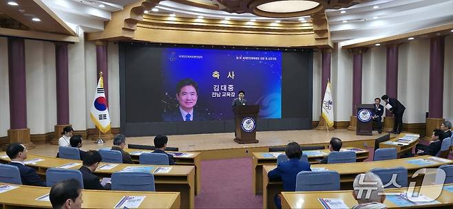김대중 전남도교육감이 '제9회 세계한인체육회장 대회 및 심포지엄'에서 축사를 전하고 있다.(전남교육청 제공,재판매 및 DB 금지)