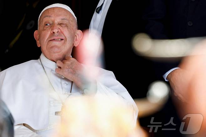 프란치스코 교황이 10일(현지시간) 아시아·태평양 순방의 세 번째 목적지인 동티모르에서 신도들을 만나며 윙크하고 있다. 2024.9.10 ⓒ 로이터=뉴스1 ⓒ News1 윤주현 기자