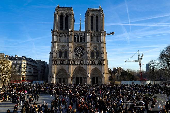 프랑스 파리의 노트르담 대성당이 지난해 12월 27일 재개관한 후 사람들이 몰려들고 있다. 2024.12.27 ⓒ 로이터=뉴스1 ⓒ News1 강민경 기자