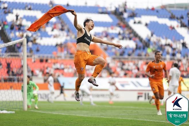 제주 남태희가 20일 포항전에서 득점 후 환호하고 있다. 사진 | 한국프로축구연맹