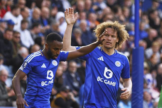 '지성아, 나 망했어'
결국 충격적인 '강등엔딩'이 현실이 됐다. 지난 시즌 잉글랜드 챔피언십(2부리그) 우승으로 프리미어리그 무대에 복귀했던 '동화의 팀' 레스터시티가 참담한 성적 끝에 한 시즌 만에 다시 챔피언십으로 돌아가게 됐다. 지난해 11월말 레스터시티의 새 사령탑으로 부임했던 '박지성 절친' 뤼트 판 니스텔로이(49) 감독도 곧 경질될 듯 하다.
<저작권자(c) 연합뉴스, 무단 전재-재배포, AI 학습 및 활용 금지>