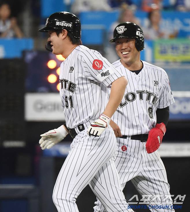 18일 대구 라이온즈파크에서 열린 롯데-삼성전. 4회초 2사 2루 나승엽이 투런포를 친 후 전준우의 환영을 받고 있다. 대구=정재근 기자 cjg@sportschosun.com/2025.4.18/