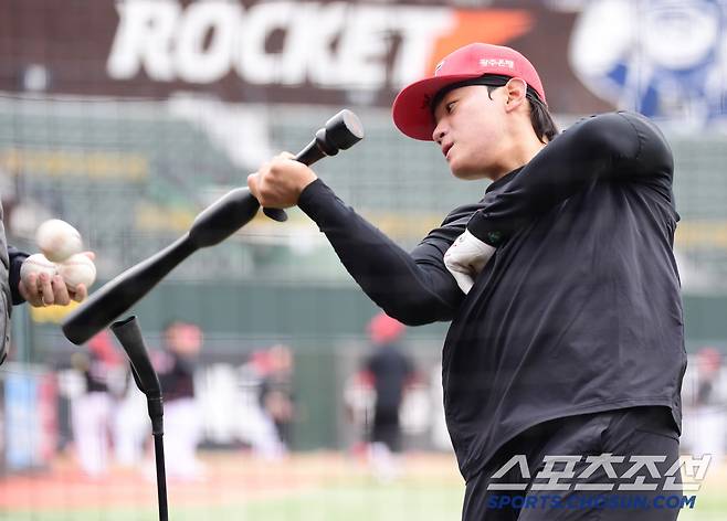 경기 전 타격 훈련을 하고 있는 김도영. 스포츠조선DB
