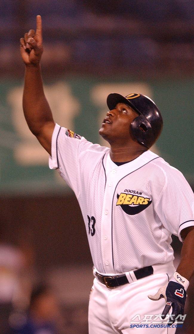 두산 시절 우즈가 홈런을 치고 세리머니를 하는 모습. 우즈는 두산에서 5년간 174홈런을 기록했다. 스포츠조선 DB