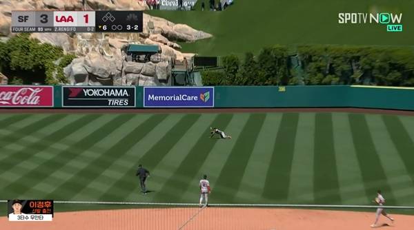 다이빙캐치를 시도하는 이정후. ⓒSPOTV 중계화면 캡처