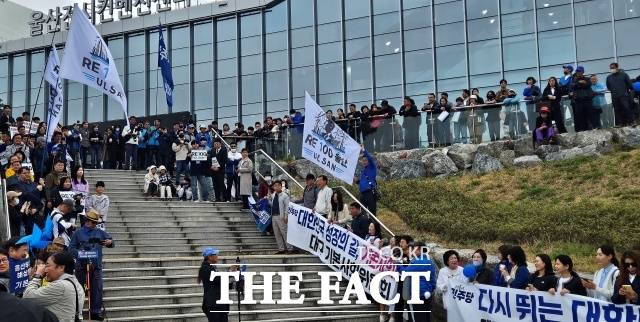 이재명 후보가 천막을 방문한다는 소식이 퍼지자 지지자들은 행사장 입구 계단을 가득 메운 채 그를 기다렸다. /서다빈 기자