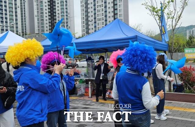 이재명 후보 지지자 20여 명은 색색의 가발을 쓰고 '다시 만난 세계' 노래에 맞춰 춤을 추기도 했다. /서다빈 기자