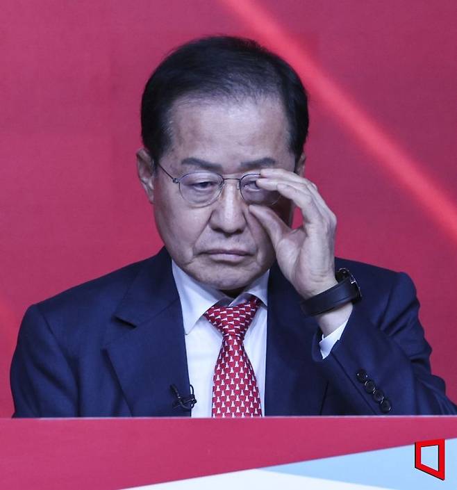 20일 서울 강서구 ASSA아트홀에서 열린 국민의힘 제21대 대통령 후보자 1차 경선 조별 토론회에서 B조 홍준표 후보가 안경을 고쳐 쓰고 있다. 국회사진기자단