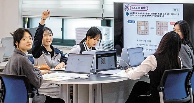 지난 10일 서울 노원구 청원여고 ‘인공지능(AI) 기초’ 수업에서 2학년 학생들이 손을 들고 발표하고 있다. 이 학교는 고교학점제 시행으로 진로 탐색에 필요한 다양한 선택 과목을 운영하고 있다. /김지호 기자