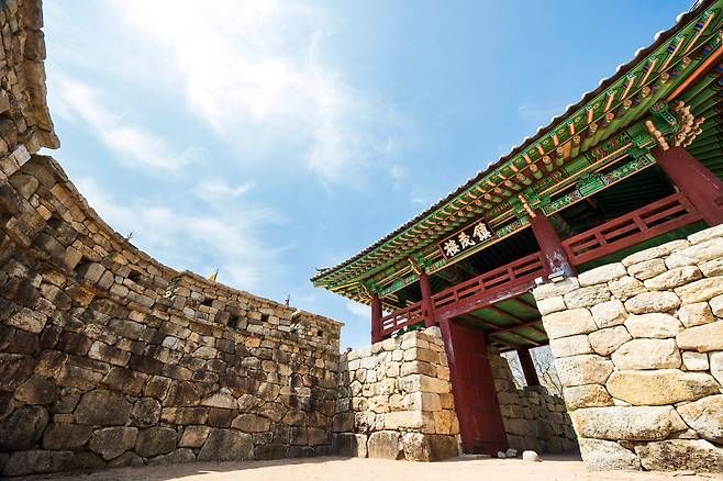 무장읍성의 남문이자 정문이었던 '진무루'. 무장읍성 복원 전 무장초등학교의 교문 역할을 하기도 했다. / 이건송 영상미디어 기자