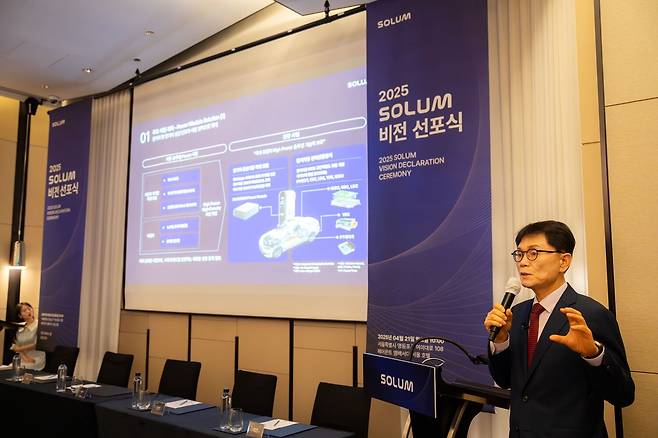 전성호 솔루엠 대표가 21일 2025 비전선포식에서 회사의 사업 전환에 대해 설명하고 있다./솔루엠 제공