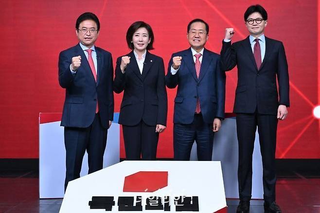 이철우·나경원·홍준표·한동훈 21대 대선 국민의힘 예비후보가 20일 서울 강서구 ASSA아트홀에서 열린 B조 토론회에 참석해 기념촬영을 하고 있다. ⓒ국회사진취재단