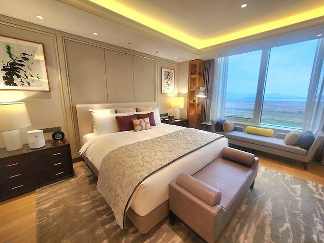 파라다이스인천 '로열 스위트' 객실에 배치된 시몬스 침대의 모습.ⓒ임유정 기자