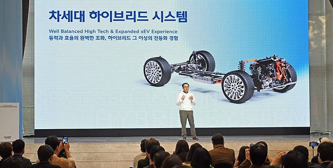 한동희 현대자동차그룹 전동화개발담당 부사장이 10일 서울 중구 크레스트72에서 열린 ‘차세대 하이브리드 시스템 테크 데이’에서 관련 기술을 설명하고 있다. 현대차그룹 제공