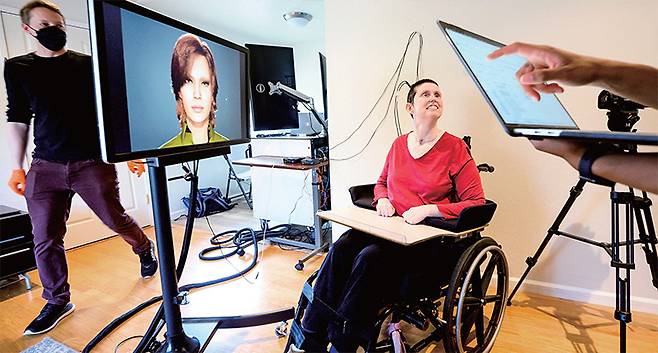 뇌졸중으로 언어능력을 잃은 앤이 지난 2023년 뇌·컴퓨터 인터페이스(BCI) 연구에 참여하고 있다. /UCSF