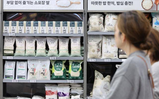 16일 서울 한 시민이 대형마트 쌀 판매대를 지나가고 있다. 연합뉴스
