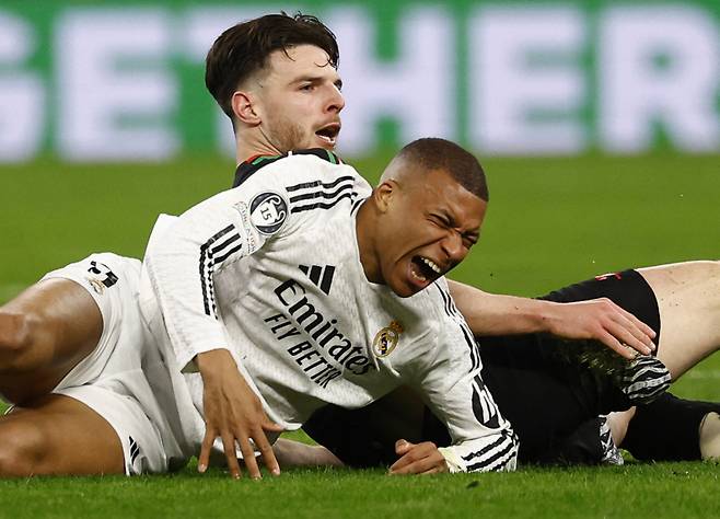 <yonhap photo-2011=""> Soccer Football - Champions League - Quarter Final - Second Leg - Real Madrid v Arsenal - Santiago Bernabeu, Madrid, Spain - April 16, 2025 Real Madrid's Kylian Mbappe sustains an injury after a clash with Arsenal's Declan Rice REUTERS/Susana Vera/2025-04-17 06:51:24/ <저작권자 ⓒ 1980-2025 ㈜연합뉴스. 무단 전재 재배포 금지, AI 학습 및 활용 금지></yonhap>