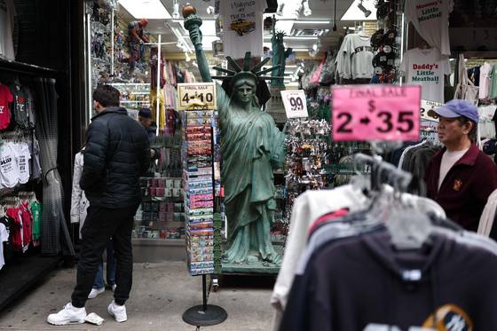 지난 13일 미국 뉴욕 맨해튼의 한 차이나타운 내 기념품 상점에서 시민들이 가게를 둘러보고 있다. AFP=연합뉴스