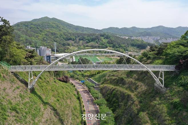 광주 남구 봉선동 제석산 구름다리. 37m 높이의 다리에서는 사망사고가 이어지고 있다. 광주 남구 제공.