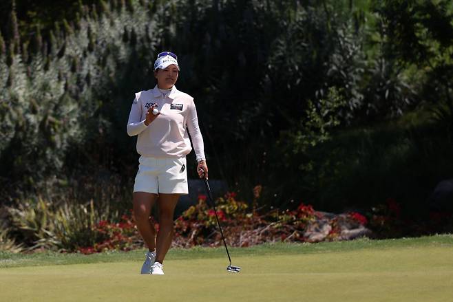 “샷감 잡았어” 고진영이 21일 미국 캘리포니아주 로스앤젤레스의 엘 카바예로CC에서 열린 미국여자프로골프(LPGA) 투어 JM이글 LA챔피언십 최종라운드 5번홀에서 퍼트를 마무리한 뒤 갤러리를 향해 인사하고 있다. 로스앤젤레스 | AFP연합뉴스