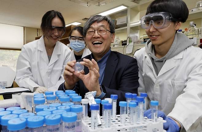 이준호 서울대 교수는 30년 넘게 예쁜꼬마선충 연구에 몰두해왔다. 이메일주소도 이 벌레 학명에서 따왔을 정도다. 그는 “제자들이 창의적인 연구를 이어갈 수 있는 기초과학 연구 생태계가 만들어졌으면 좋겠다”고 말했다. 이 교수가 서울대 연구실에서 제자들과 이야기하며 웃고 있다. <김호영 기자>