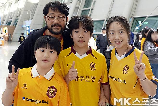 4월 20일 광주에서 인천국제공항으로 올라와 사우디아라비아로 출국하는 광주 FC 선수들에게 힘을 불어넣어준 김진옥 씨(사진 맨 오른쪽)의 가족. 김진옥 씨의 남편 박명훈 씨, 첫째 아들 박시원 군, 둘째 아들 박온유 군. 사진=이근승 기자