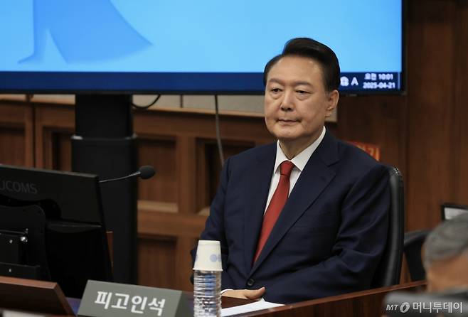 12·3 비상계엄을 선포해 내란 우두머리 혐의로 재판에 넘겨진 윤석열 전 대통령이 21일 오전 서울 서초구 서울중앙지법 417호 법정에 앉아 재판 시작을 기다리고 있다. /사진=공동취재단, 뉴시스