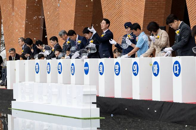 정명근 화성시장(오른쪽으로부터 5번째) 등 주요 내빈들이 21일 매향리평화기념관 개관식에서 평화와 희망의 메시지를 담은 나비날리기 퍼포먼스를 펼치고 있다. /사진제공=화성특례시