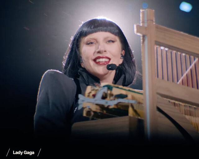 레이디 가가가 코첼라 무대에서 음향 사고에 관해 관객에게 말을 전하고 있다. /유튜브 '코첼라' 캡처